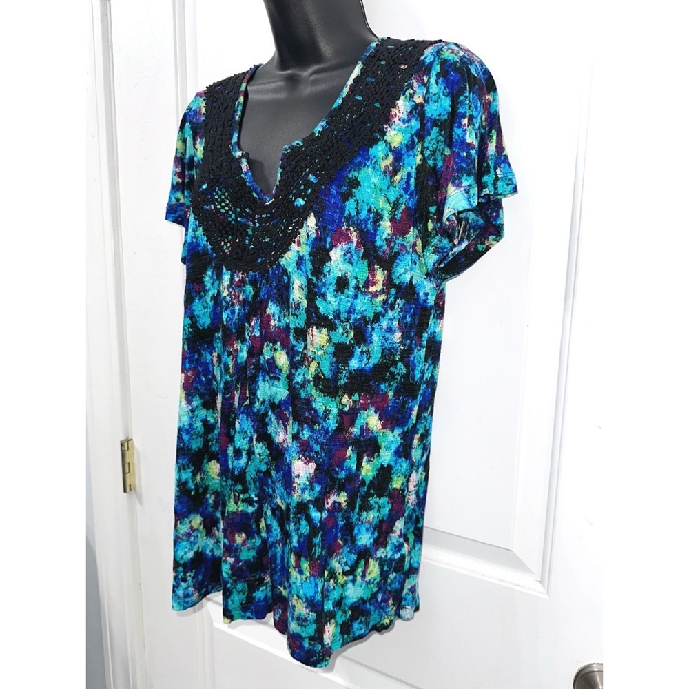 Cable & Gauge blouse with a colorful abstract print & black crochet V-neckline - Picture 3 of 6